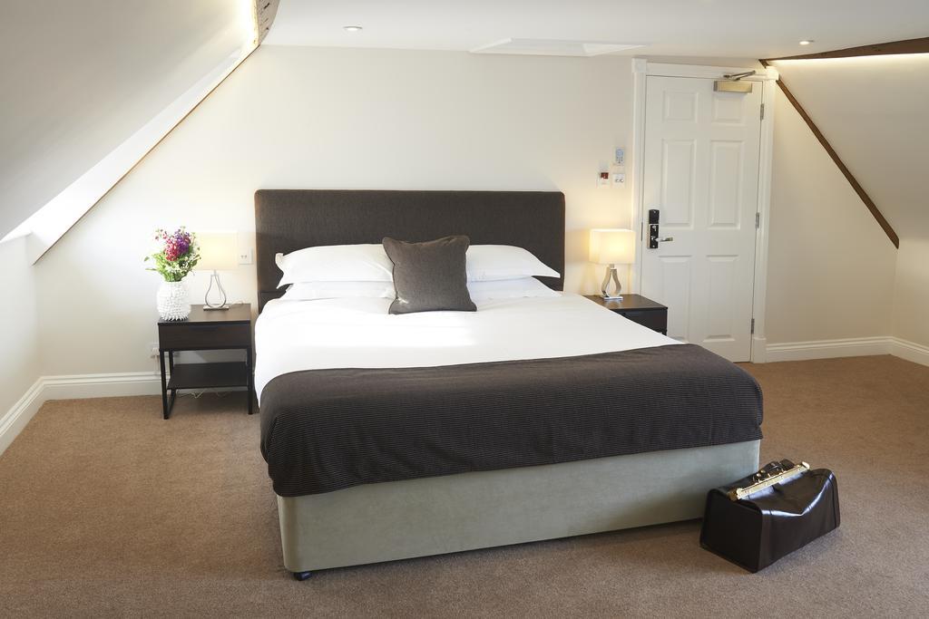 The Bell Inn Hotel Horndon-on-the-Hill Oda fotoğraf