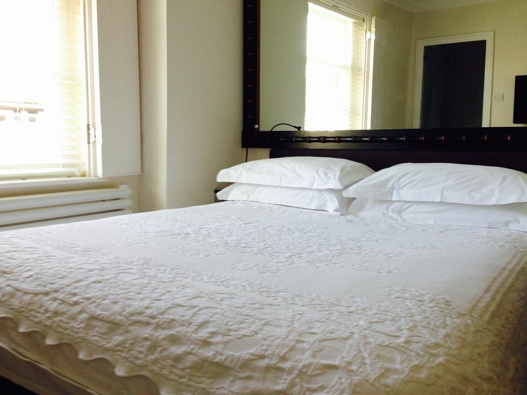 The Bell Inn Hotel Horndon-on-the-Hill Oda fotoğraf