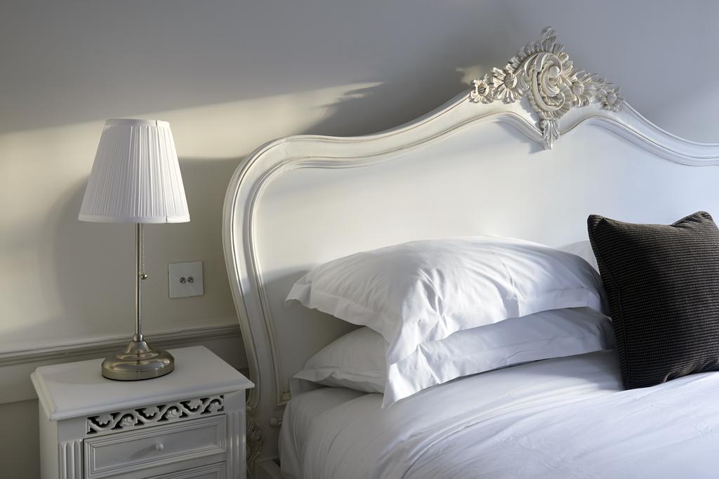 The Bell Inn Hotel Horndon-on-the-Hill Oda fotoğraf