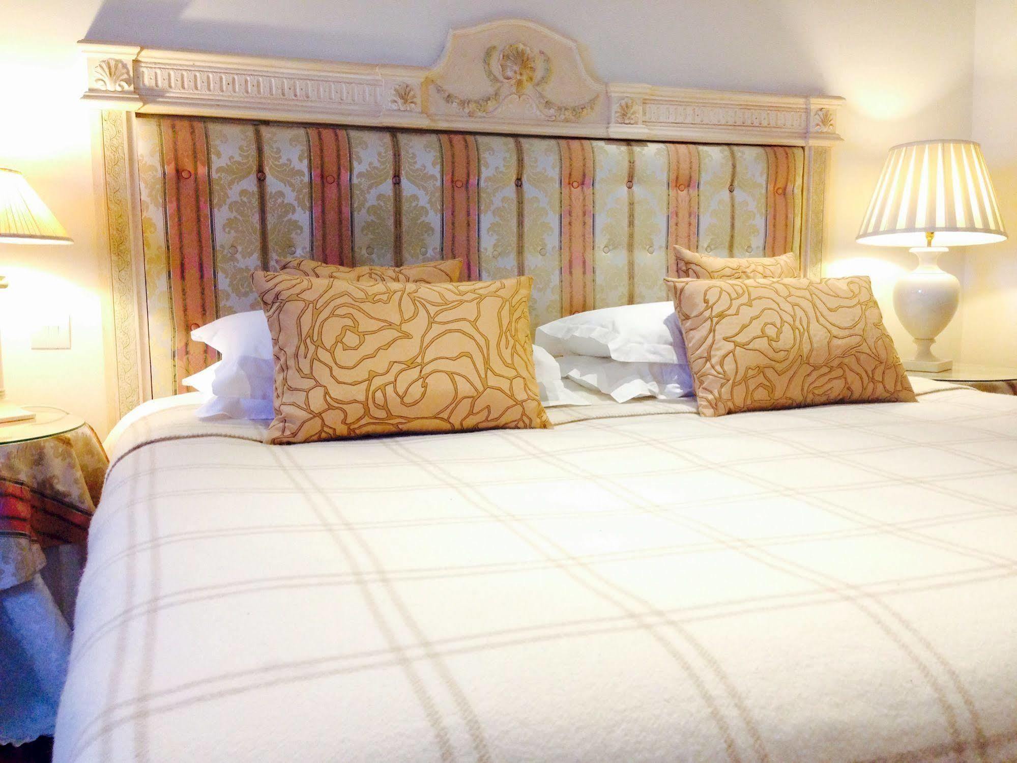 The Bell Inn Hotel Horndon-on-the-Hill Dış mekan fotoğraf